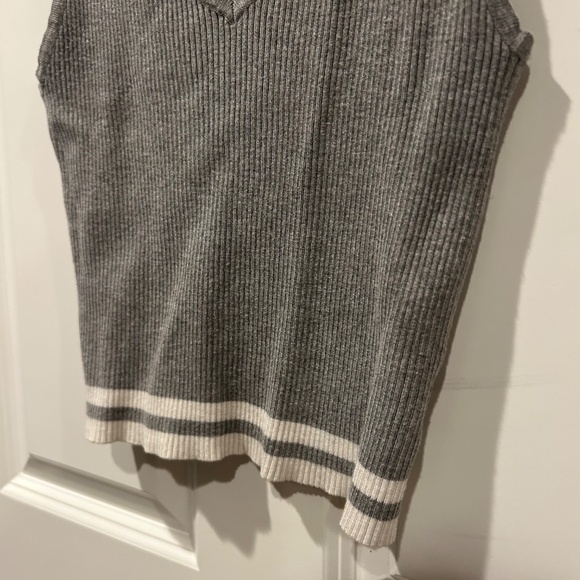 Hem & Thread Gray Ribbed Knit V-Neck Tank Top – Size L - Picture 2 of 4